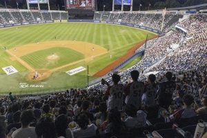 한국민 5명 중 1명 올 시즌 야구 봤다…프로야구, 프로스포츠 사상 첫 1000만 관중 돌파