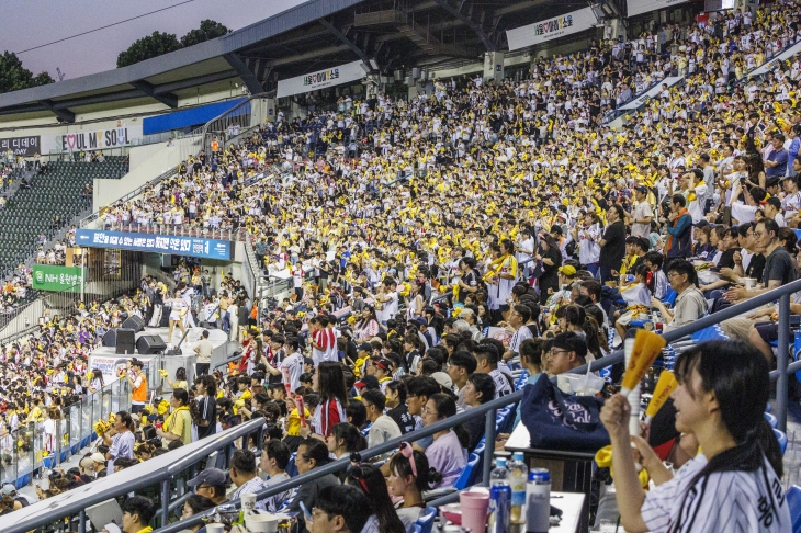 프로야구 역대 최다 관중 900만 돌파 임박