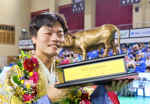 황찬섭이 15일 2024 추석장사씨름대회 소백장사 결정전에서 우승한 뒤 황소 트로피를 들고 기뻐하고 있다. 대한씨름협회 제공