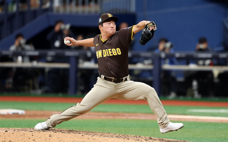 미국프로야구 메이저리그(MLB) 샌디에이고 파드리스 소속 고우석이 지난 3월 18일 서울 고척스카이돔에서 열린 2024 MLB LG 트윈스와의 스페셜 경기에서 공을 던지고 있다. 뉴스1