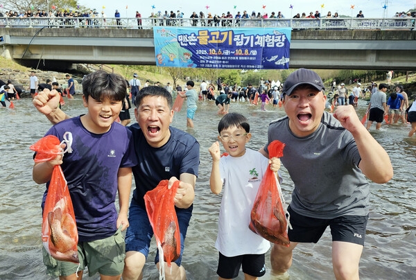 완주와일드푸드축제에서 가장 인기 높은 맨손으로 물고기 잡기 체험.