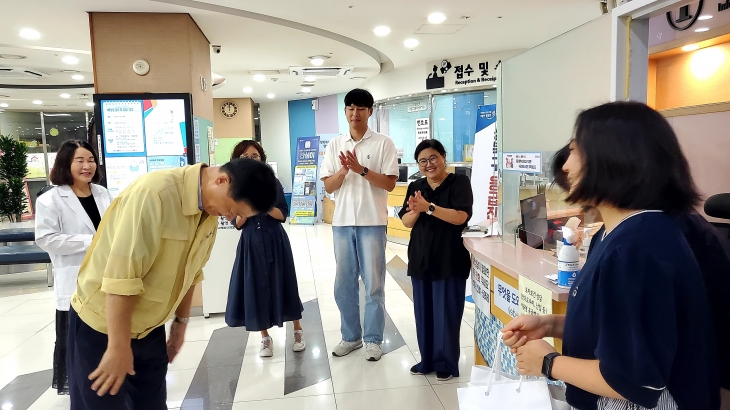 이승로(왼쪽 두번째) 성북구청장이 추석 당일인 지난 17일 성북구보건소를 방문해 의료진에게 고개 숙여 인사하고 있다.   성북구 제공