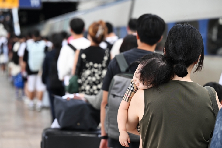 추석 연휴 마지막 날인 18일 서울 용산구 한강대로 서울역에 도착한 귀경객들이 열차에서 내려 발걸음을 옮기고 있다. 2024.9.18 홍윤기 기자