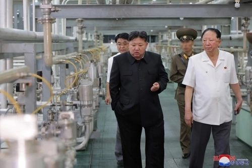 김정은 북한 국무위원장이 2024년 9월 핵무기연구소와 무기급 핵물질 생산시설을 현지지도하고 무기급 핵물질 생산에 총력을 집중해 비약적인 성과를 낼 것을 지시했다. 연합뉴스