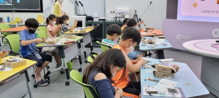 서울 금천구의 한 초등학교에서 ‘학교로 찾아가는 금천미래과학교실’이 열리고 있다. 금천구 제공