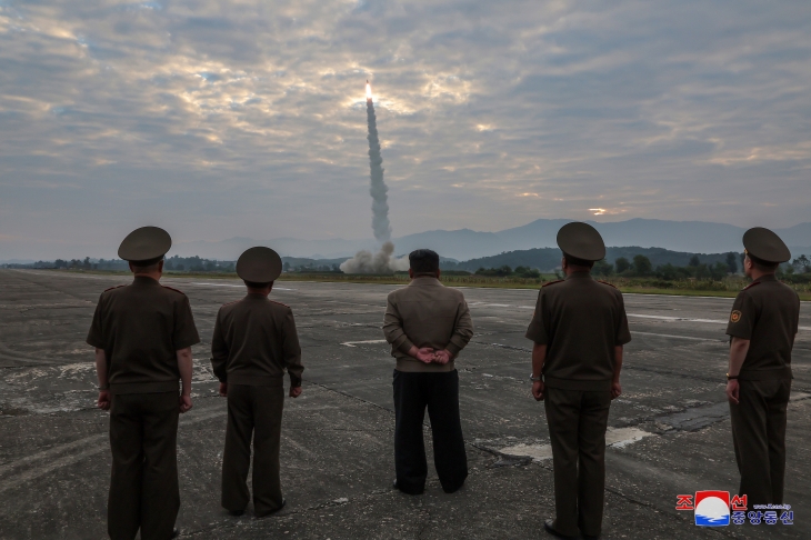 북한이 고중량 재래식 탄두를 장착한 신형 단거리탄도미사일(SRBM) 시험발사에 성공했다고 19일 밝혔다. 북한 미사일총국은 전날 “신형전술탄도미사일 ‘화성포-11다-4.5’ 시험발사와 개량형전략순항미사일 시험발사를 성공적으로 진행했다고 조선중앙통신이 이날 보도했다. 2024.9.19 연합뉴스