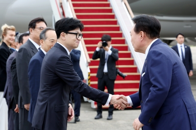 체코 떠나는 윤석열 대통령과 악수하는 한동훈 대표 [포토多이슈]