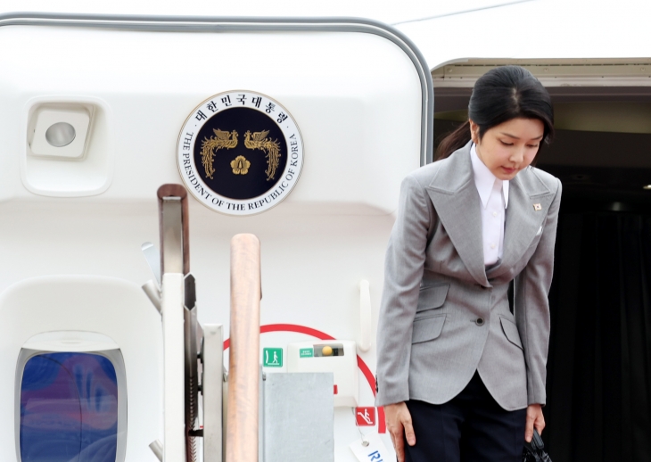 김건희 여사가 19일 성남 서울공항에서 윤석열 대통령의 체코 공식 방문에 동행하며 대통령 전용기인 공군 1호기에 올라 인사하고 있다. 2024.9.19 연합뉴스