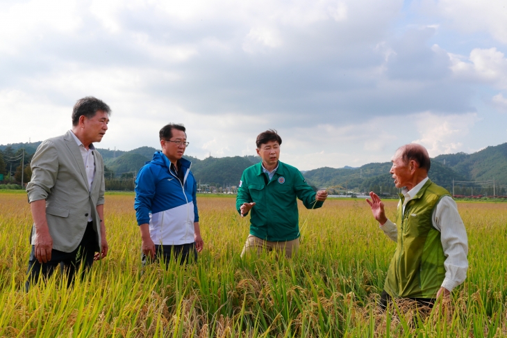 김철우 보성군수와 문금주 국회의원, 문병완 농협조합장이 벼멸구 피해 농민을 만나 애로사항을 듣고 있다.