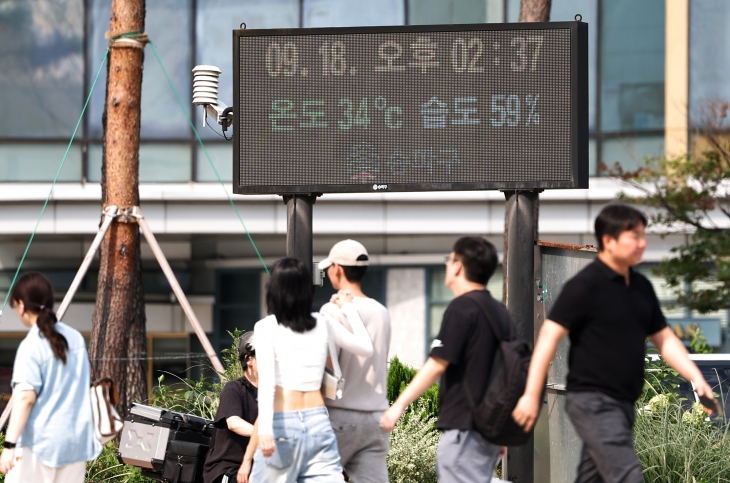 이례적인 ‘추석 폭염’에 폭염경보가 내려진 지난 18일 오후 서울 송파구의 한 전광판에 기온이 표기돼 있다.  연합뉴스