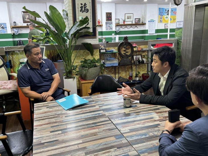 지난 13일 강서구 등촌동 용 탁구클럽에서 박병용 강서구 탁구협회장과 함께 생활체육 현안점검 간담회를 가진 송경택 의원(오른쪽)