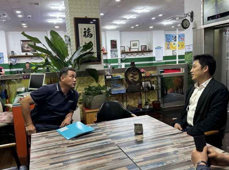 지난 13일 강서구 등촌동 용 탁구클럽에서 박병용 강서구 탁구협회장과 함께 생활체육 현안점검 간담회를 가진 송경택 의원(오른쪽)