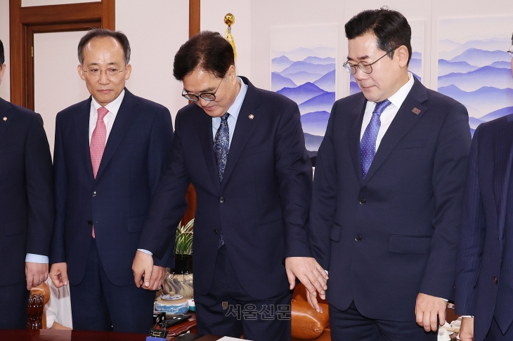 우원식 국회의장(가운데)이 19일 오전 서울 여의도 국회에서 열린 여야 원내대표 회동에서 추경호 국민의힘(왼쪽)·박찬대 더불어민주당 원내대표의 손을 잡고 있다. 2024.9.19 홍윤기 기자