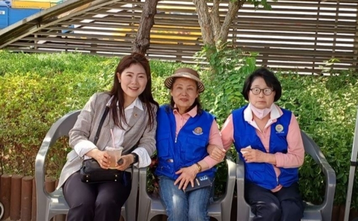 추석맞이 지역 상점가와 노인정 방문을 방문한 구미경 의원(왼쪽 첫 번째)