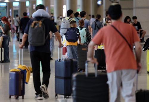 추석 연휴 마지막 날인 지난 18일 해외 여행에서 돌아온 여행객들이 인천국제공항 제1터미널 입국장을 빠져나가고 있다. 뉴스1