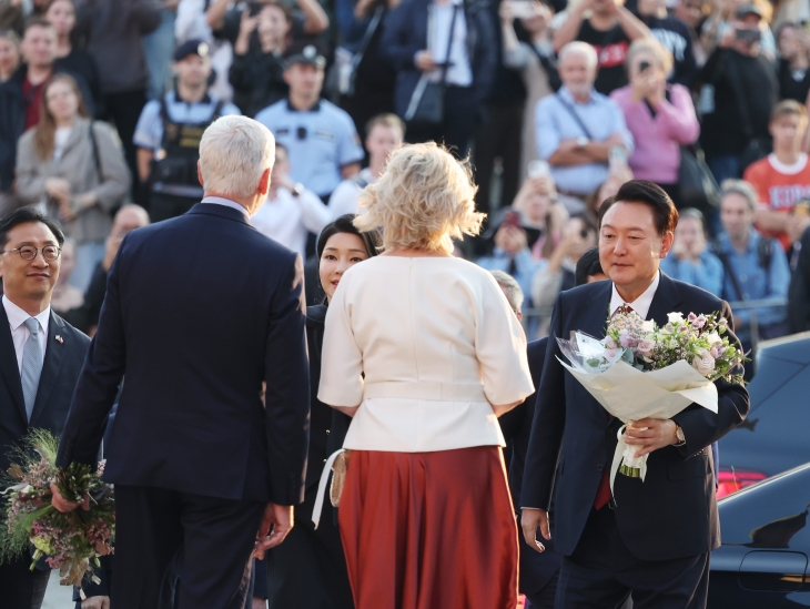 한-체코 정상, 상대국 배우자에 꽃다발 전달