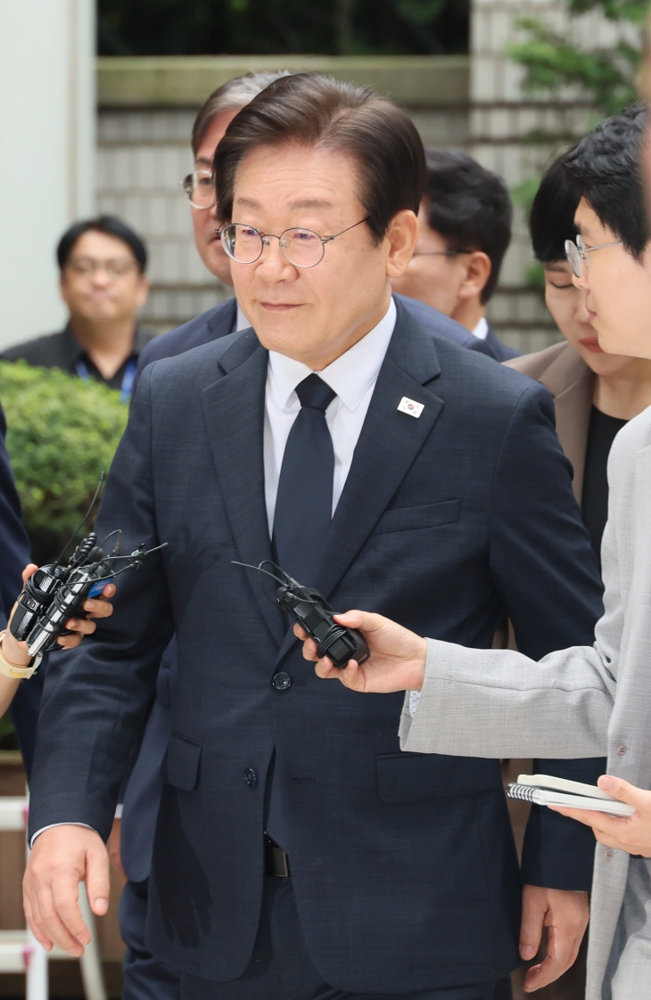 ‘김문기·백현동 의혹’ 관련 허위 발언 혐의로 기소된 이재명 더불어민주당 대표가 20일 서울 서초구 서울중앙지법에서 열리는 공직선거법 위반 1심 결심 공판에 출석하며 취재진 질문에 답하고 있다. 연합뉴스