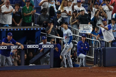 ‘무알콜’ 오타니, 역대 최초 50-50에 첫 MLB 가을야구에 샴페인 ‘원샷’