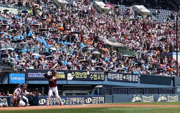 16일 오후 서울 잠실야구장에서 열린 프로야구 KBO리그 키움 히어로즈와 두산 베어스의 경기에서 관중들이 응원전을 펼치고 있다.  KBO리그는 전날 누적 1002만 758명으로 사상 첫 1000만 관중을 돌파했다.  연합뉴스