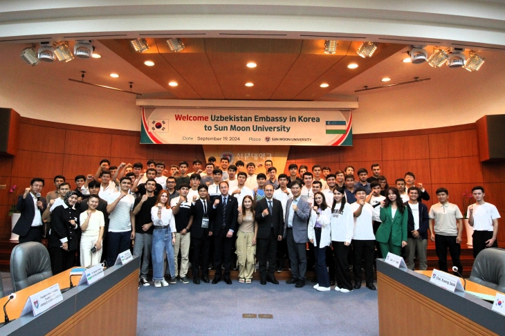 주한 우즈베키스탄 대사관 파즐리딘 아르지예브 부대사가 선문대에서 자국 유학생들을 대상으로 특별 강연 후 기념 촬영을 하고 있다. 선문대 제공