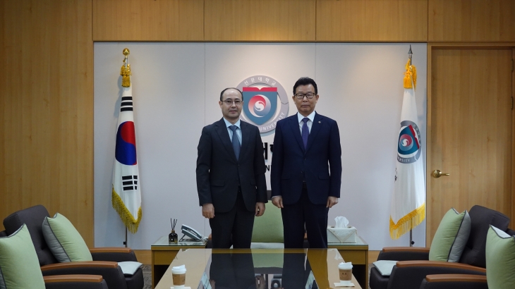 문성제 총장이 주한 우즈베키스탄 부대사와 기념 촬영을 하고 있다. 선문대 제공