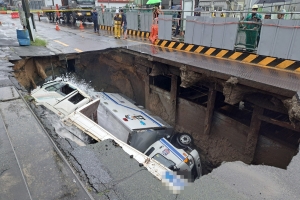 부산서 대형 싱크홀 발생… 트럭 2대 빠져