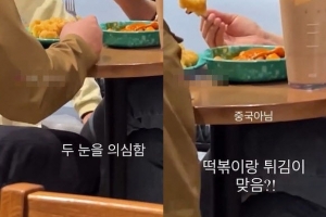 “내 눈을 의심”…스타벅스에 ‘떡볶이·튀김’ 그릇째 가져와 ‘먹방’한 가족