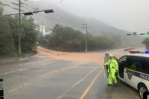 전국 산사태 경보 ‘경계’ 상향… “대피명령 귀 기울여야”