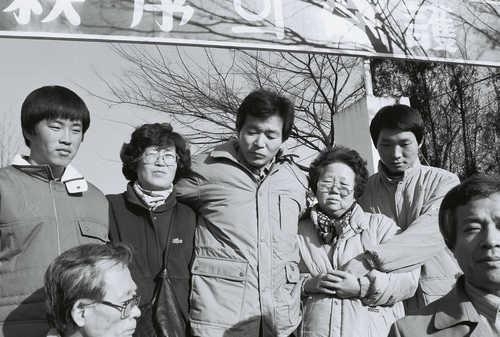 장기표 신문명정책연구원 원장이 22일 별세했다. 사진은 1988년 12월 21일 충남 공주교도소에서 가석방된 고인(가운데)이 부인 조무하씨(왼쪽 두 번째)와 전태일 열사의 어머니 이소선 여사(왼쪽 네 번째)와 어깨동무하고 있는 모습. 2024.9.22 연합뉴스