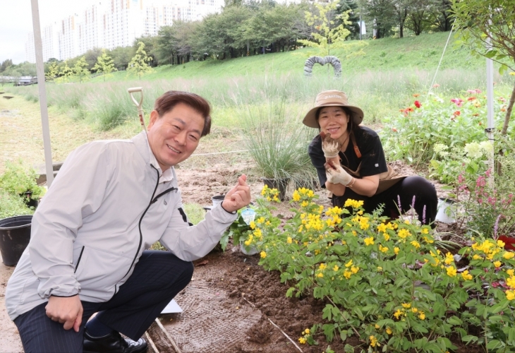 21일 박승원 시장이  안양천 초화원에서 포켓정원단 미니정원 조성 행사 참석 기념사진을 찍고 있다. 광명시 조성