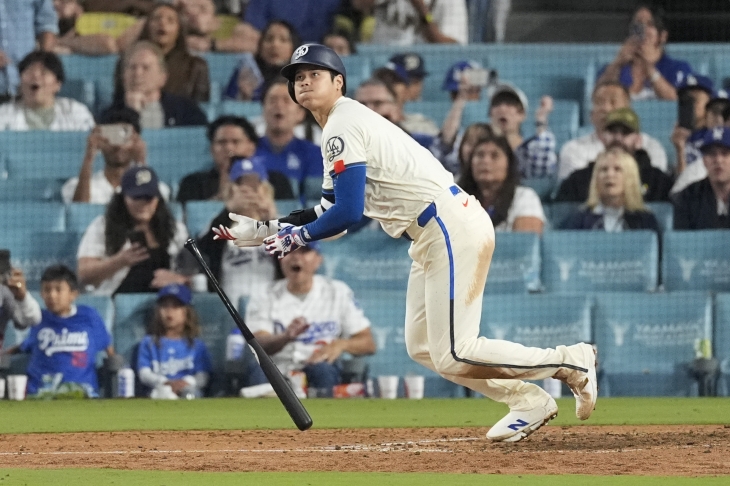 미국프로야구 메이저리그(MLB)의 오타니 쇼헤이(LA 다저스)가 22일(한국시간) 미 캘리포니아주 로스앤젤레스 다저스타디움에서 열린 콜로라도 로키스와의 경기 9회에 타격하는 모습. 그는 시즌 53호 도루에 성공했다. 로스앤젤레스 AP 연합뉴스