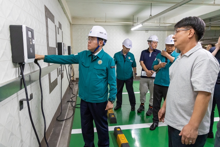 진교훈 서울 강서구청장이 한 아파트의 지하주차장에 설치된 전기차 충전 시설을 점검하고 있다. 강서구 제공