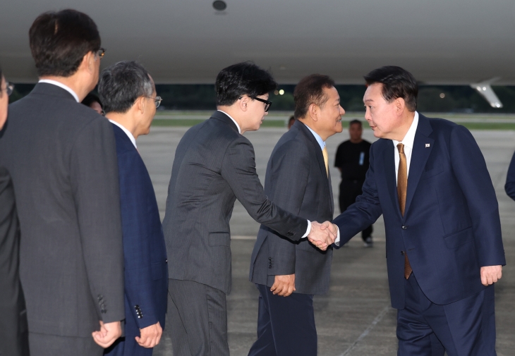 윤석열 대통령, 국민의힘 한동훈 대표와 악수