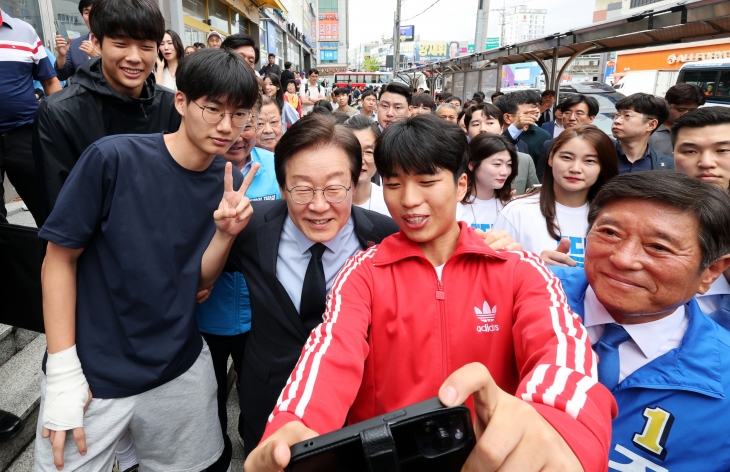 영광 주민들과 셀카찍는 李 “정권에 회초리 들어달라”