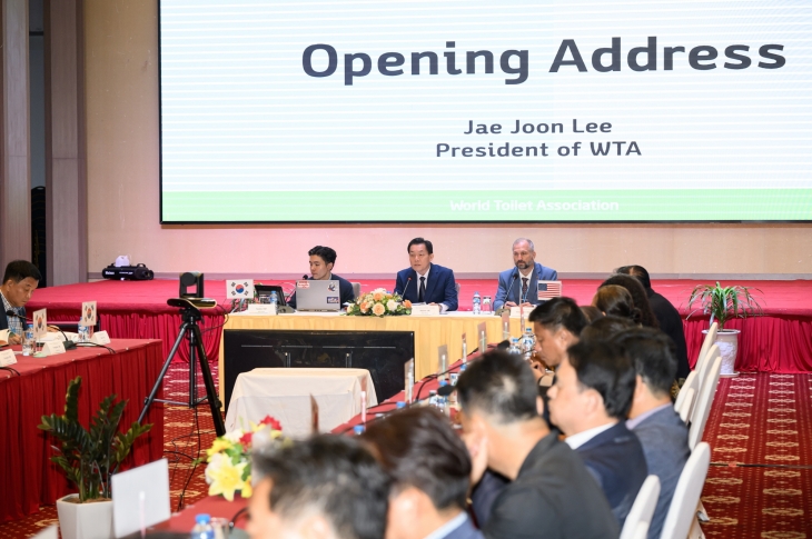 WTA(세계화장실협회) 이재준 회장이 23일 라오스에서 열린 WTA 제14차 정기이사회·임시총회를 주재하고 있다. (수원시 제공)
