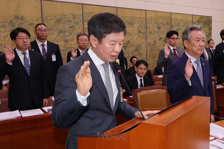 정몽규 대한축구협회장이 24일 오전 서울 여의도 국회에서 열린 문화체육관광위원회의 대한축구협회 등에 대한 현안질의에서 증인선서를 하고 있다. 2024.9.24 안주영 전문기자