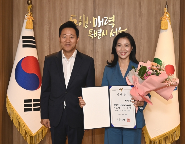 오세훈(왼쪽) 서울시장과 박정숙 서울시여성가족재단 대표이사. 서울시 제공