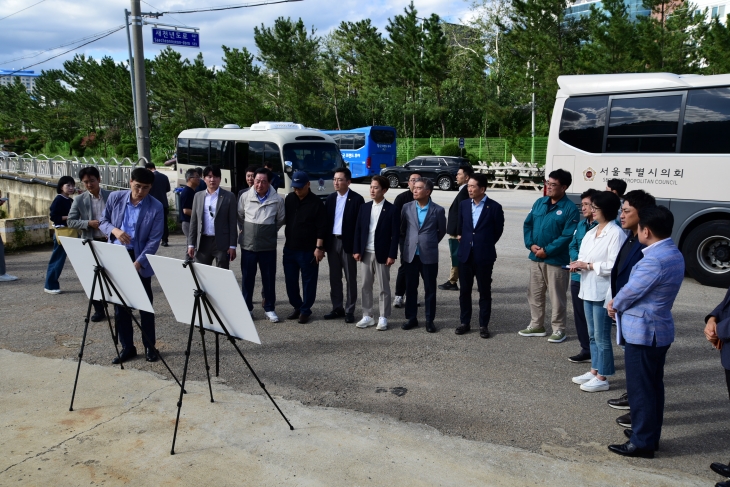 지난 23일 삼척 골드시티 사업예정지 일대를 현장 방문한 서울시의회 주택공간위원회(위원장 김태수)