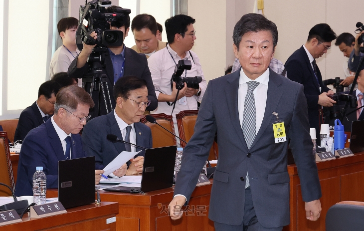 정몽규 대한축구협회장이 24일 오전 서울 여의도 국회에서 열린 문화체육관광위원회의 대한축구협회 등에 대한 현안질의에서 증인선서문을 위원장에게 제출하고 자리로 향하고 있다. 2024.9.24 안주영 전문기자