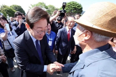 곡성 찾은 이재명 “텃밭 아닌 죽비라 생각”…조국 “독점 아닌 경쟁해야”