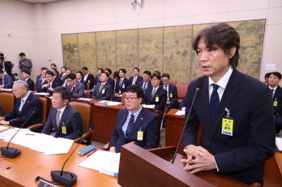 홍명보, 국회서 “국대감독 사퇴의사 없다”…“성적 좋지 않으면 언젠간 경질될 것”