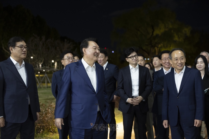 윤석열 대통령이 24일 서울 용산 대통령실 앞 분수정원에서 열린 국민의힘 지도부 초청 만찬 뒤 한동훈 대표, 추경호 원내대표 등 국민의힘 지도부, 대통령실 참모진과 함께 산책을 하고 있다. 2024.9.24 대통령실 제공