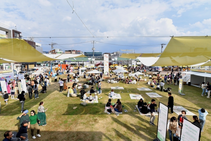 지난해 경북 경주시 봉황대 일원에서 열린 신라문화제를 즐기는 시민들. 경주시 제공