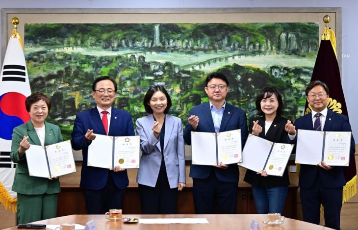 지난 10일 열린 제3기 의원 정책개발 연구용역 심의위원회 위원 위촉식