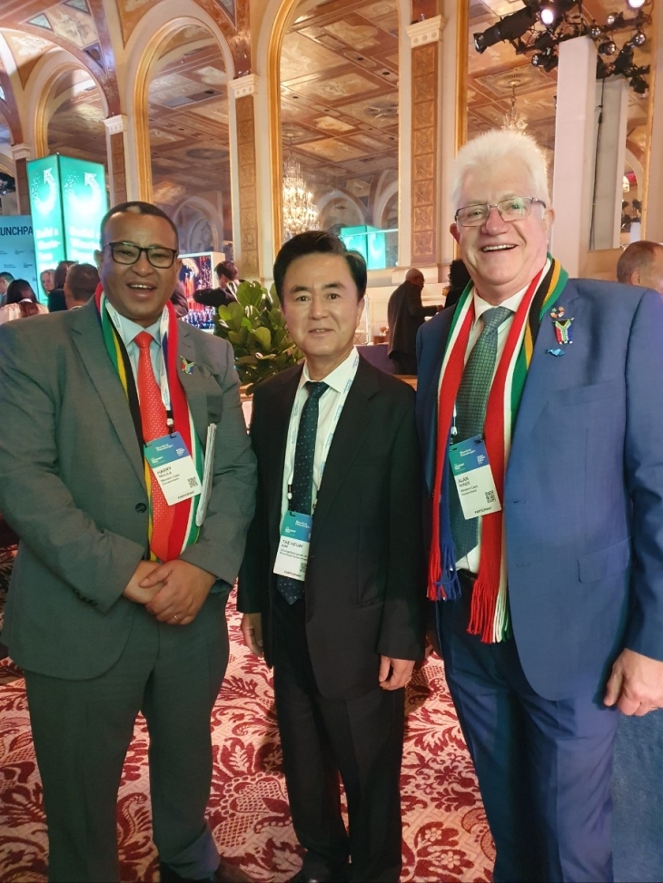 김태흠 충남지사가 블룸버그 초청 기후리더 조찬 간담회에서 앨런 윈드(오른쪽) 남아프리카공화국 웨스턴케이프주 총리와  기념 촬영을 하고 있다. 도 제공