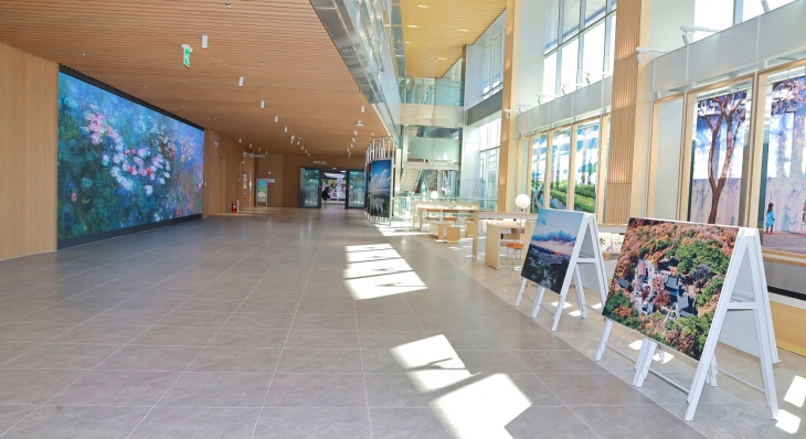 새단장을 마친 서울 금천구 청사 1층 로비.  금천구 제공