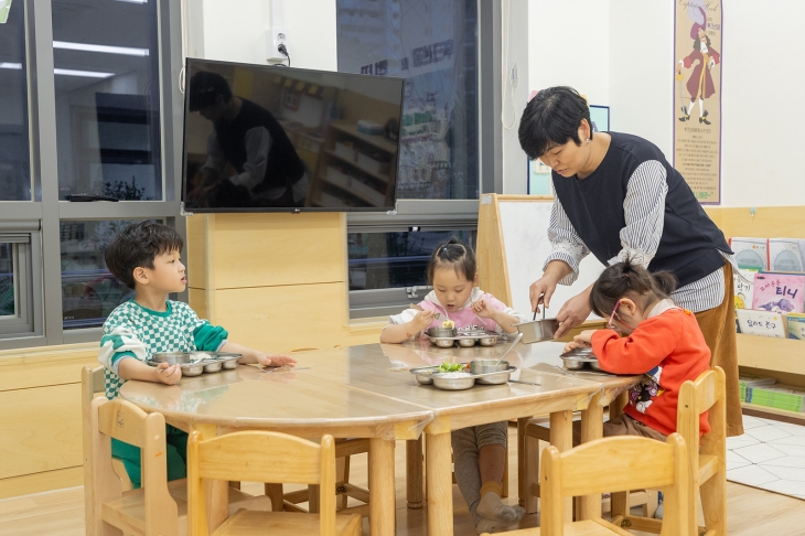 서울 양천구의 밤샘 긴급돌봄 어린이집에서 아이들이 저녁 식사를 하고 있다. 양천구 제공