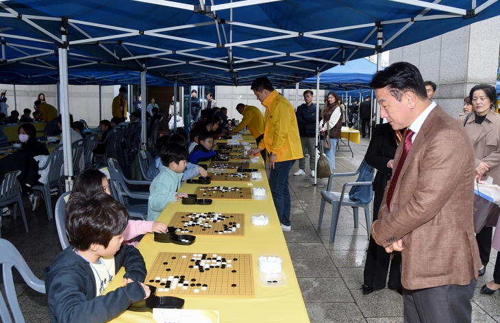 지난해 11월 의정부예술의전당에서 열린 제6회 바둑의 날 기념식 및 2023KB국민은행 의정부 수담 행사에서 김동근 의정부시장이 어린이들의 대국모습을 지켜보고 있다. [의정부시 제공]