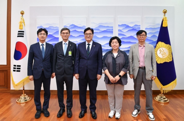 서울과학기술대학교와 지역의 상생 발전을 위한 간담회-좌측부터 서준오 시의원, 김동환 서울과기대 총장, 우원식 국회의장, 오금란 시의원, 신윤호 서울과기대 대외협력실장