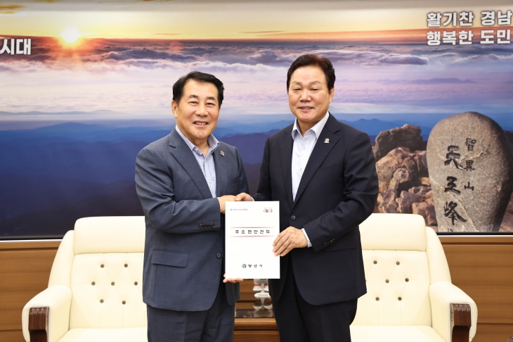 25일 경남도청에서 나동연(왼쪽) 양산시장이 박완수 경남도지사에게 지역 주요 현안 관심과 지원을 건의하고 있다. 2024.9.25. 양산시 제공